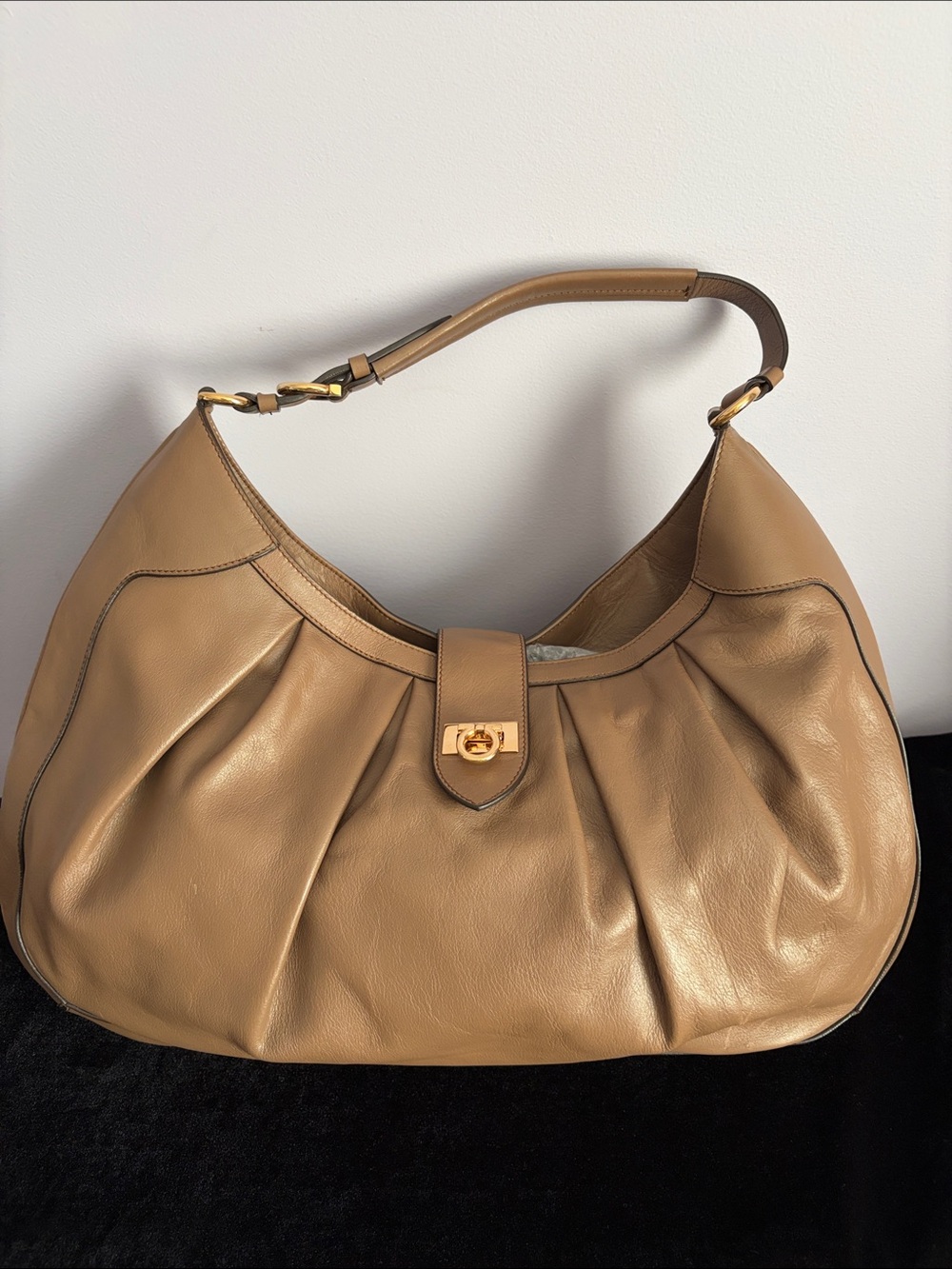 Salvatore FerragamoTan Leather Shoulder Hobo Bag with a secret autograph
